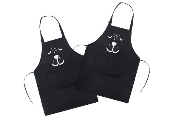 Two front pockets in the middle of the aprons are perfect for holding items during the dog washing process
